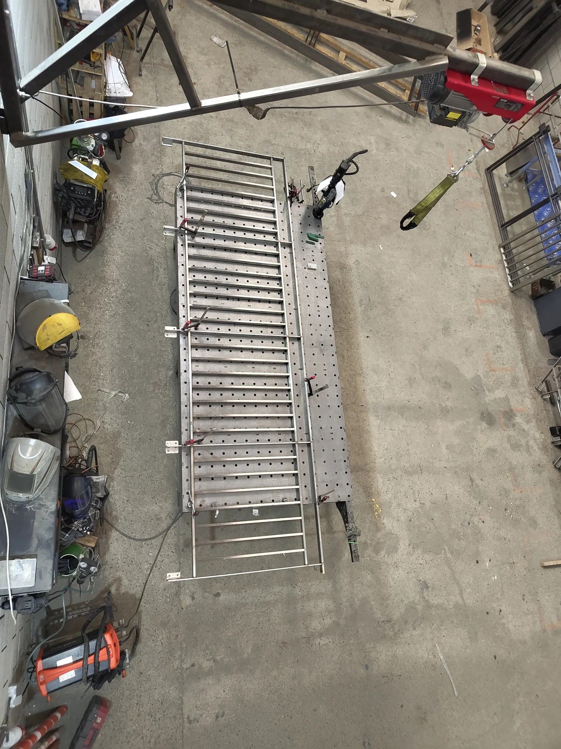 Escalier et garde-corps en cours d’assemblage sur la table de montage