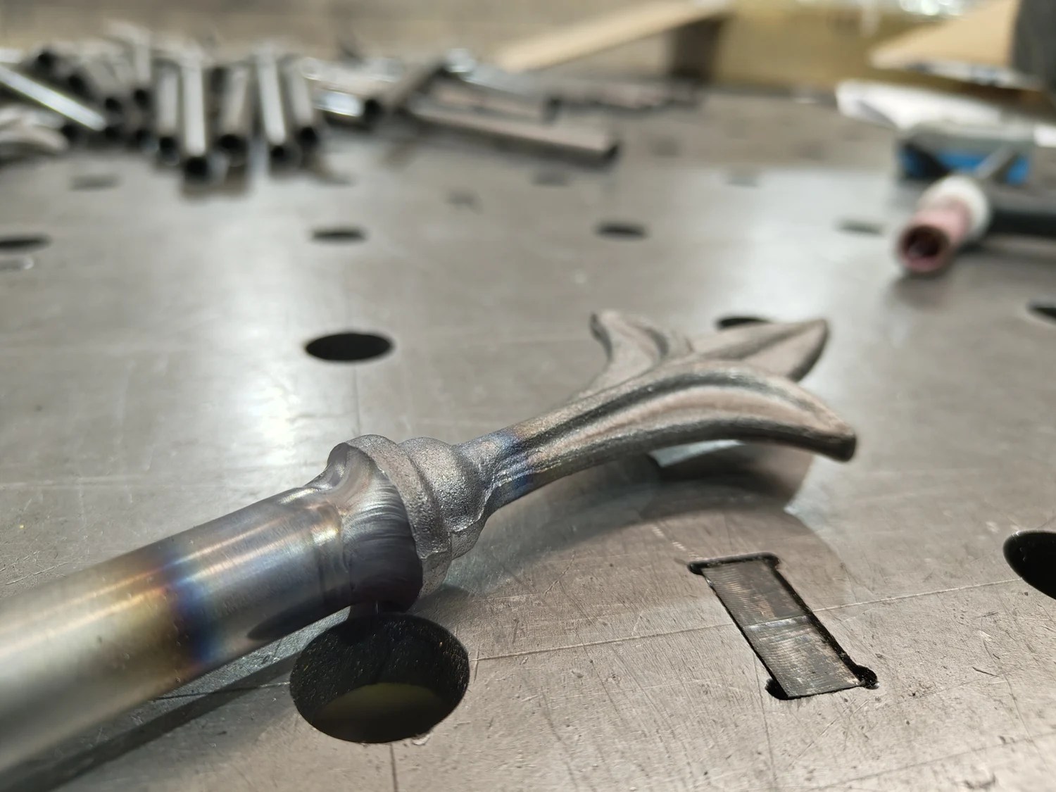 Détail d’une pièce métallique préparée sur la table de l’atelier PMDesign