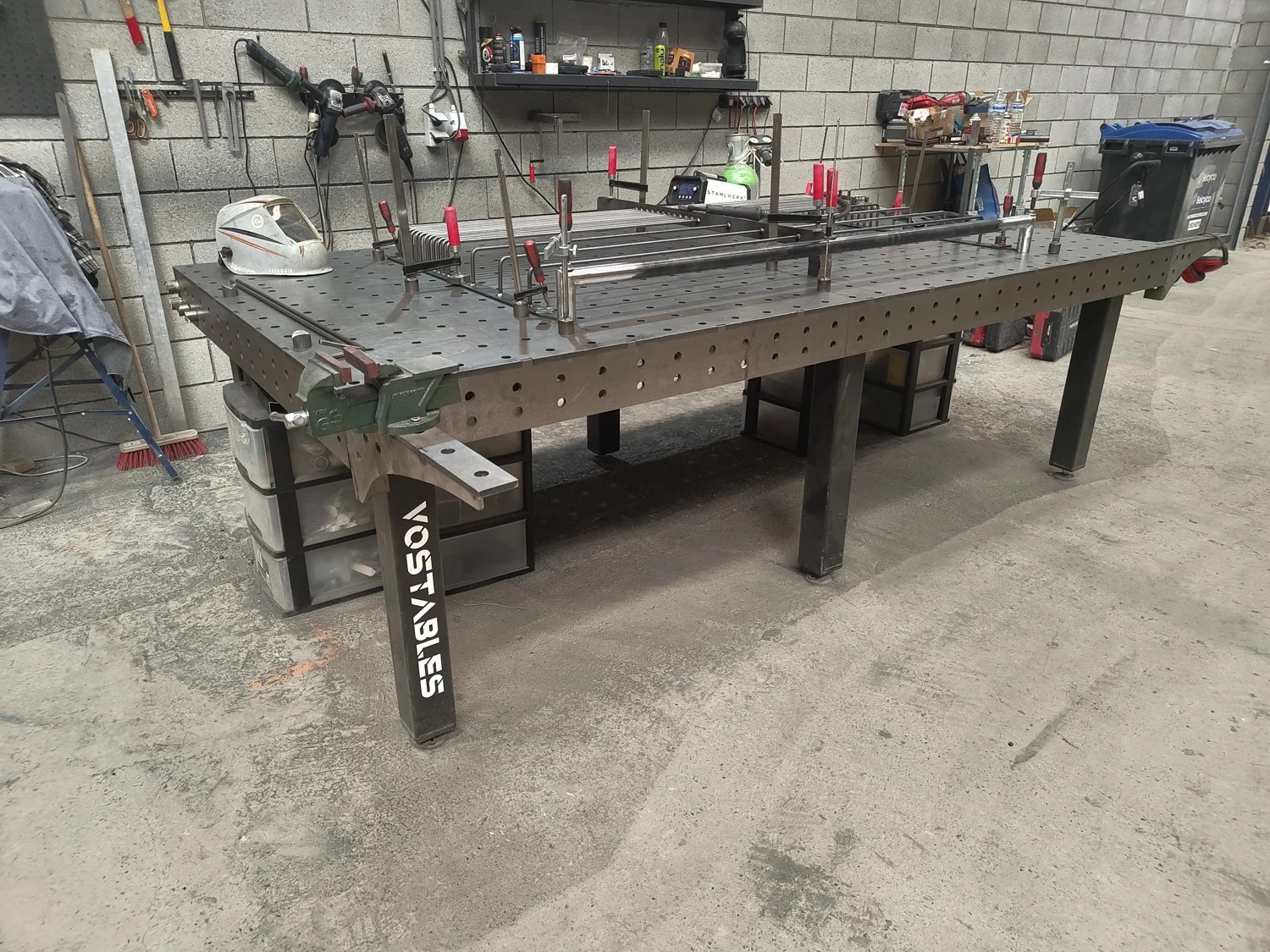 Pièces métalliques maintenues sur la table de soudage à l’atelier