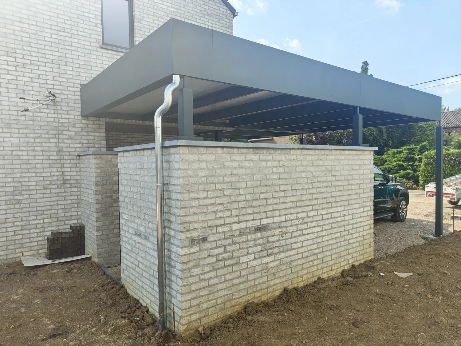 Vue latérale du bandeau et de la structure du carport