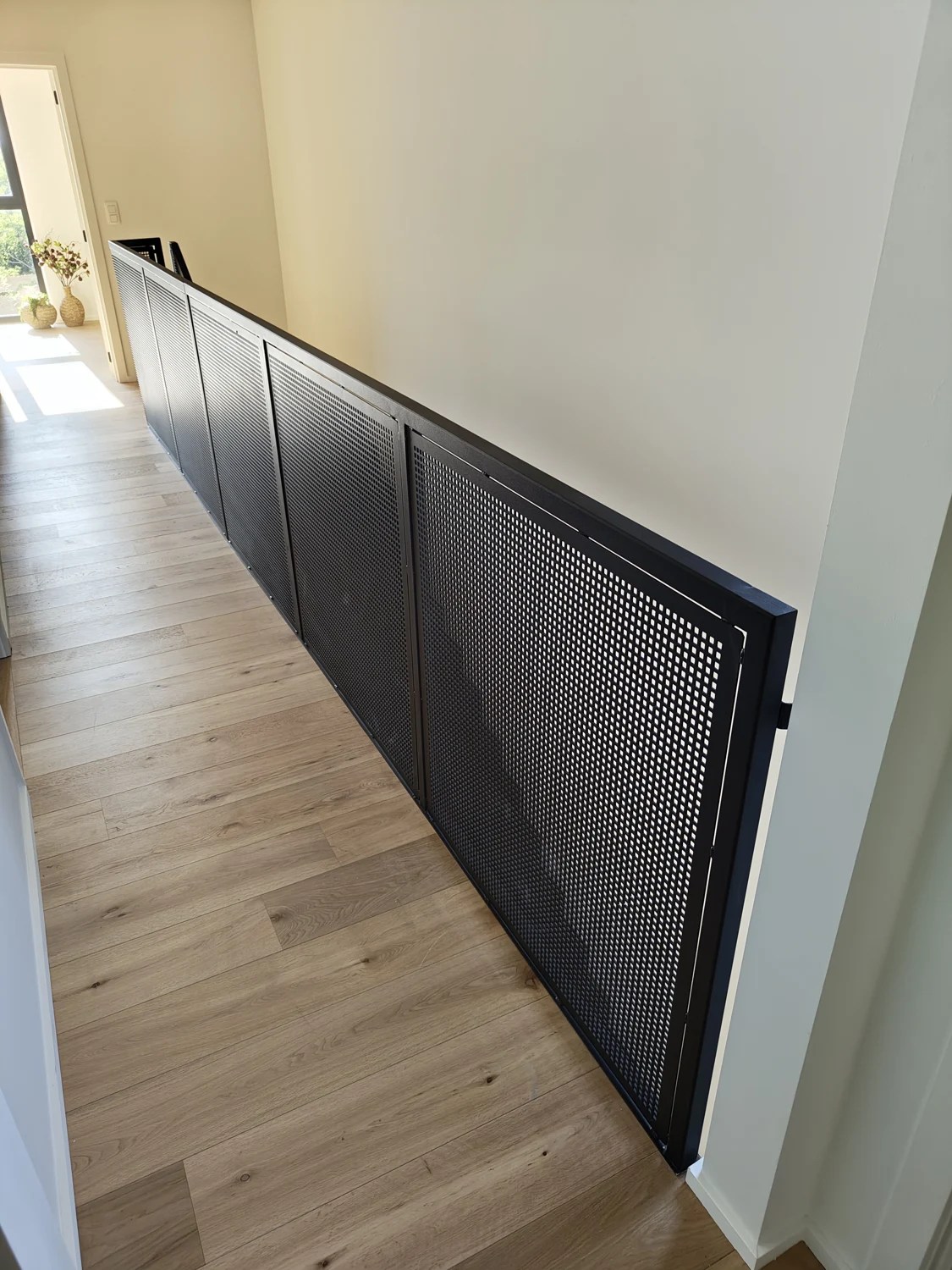 Garde-corps perforé du palier vu le long du passage supérieur