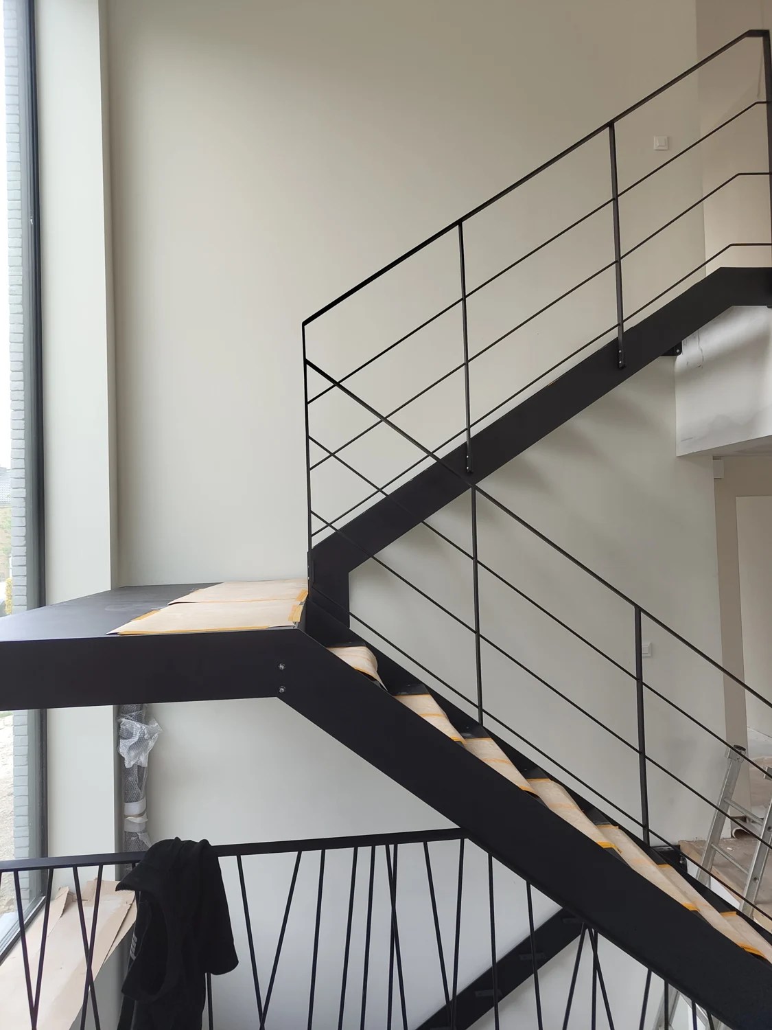 Raccord du palier et des rampes à lisses de l’escalier pendant la pose