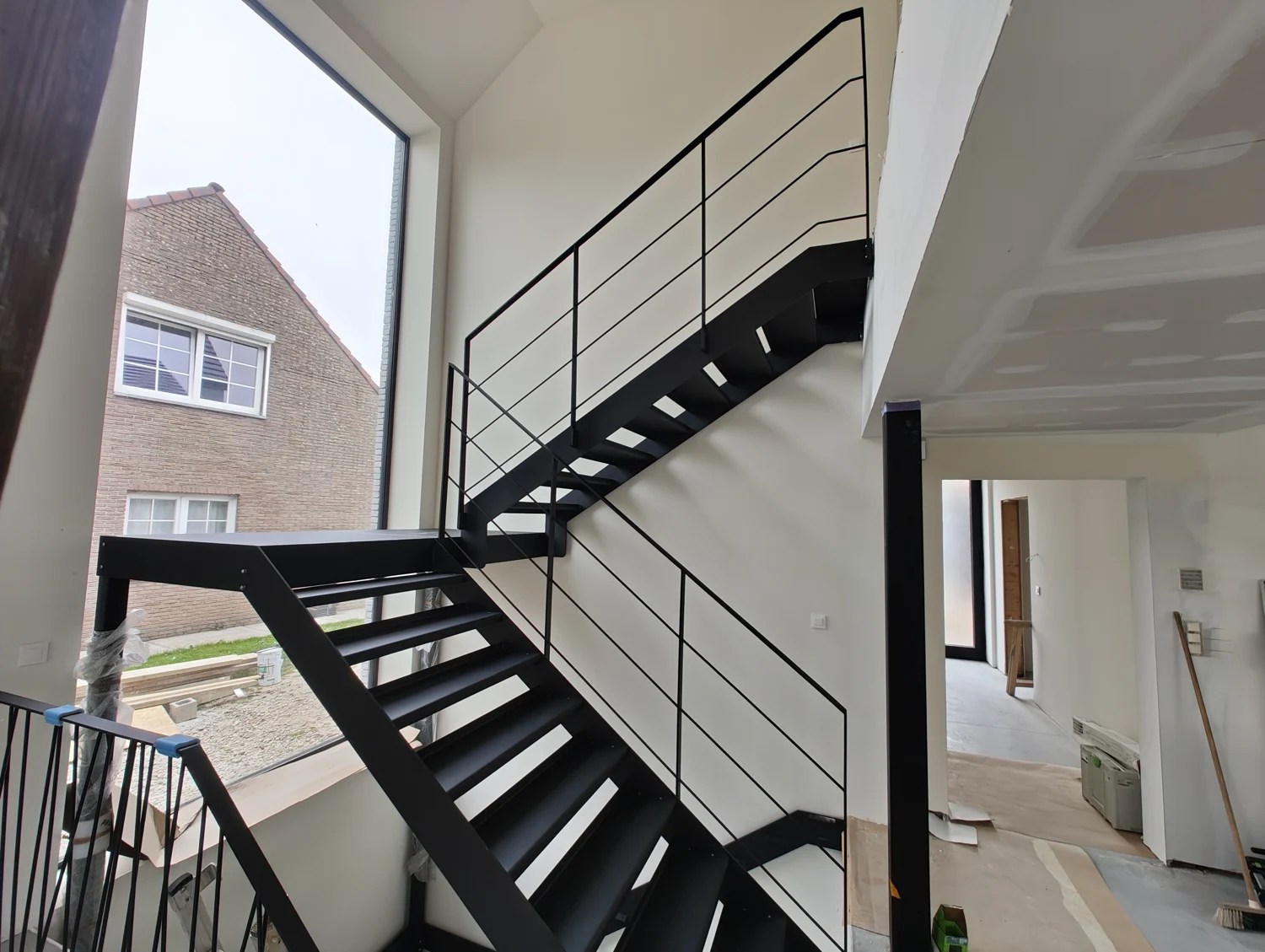 Escalier métallique à deux volées avec palier et garde-corps à lisses