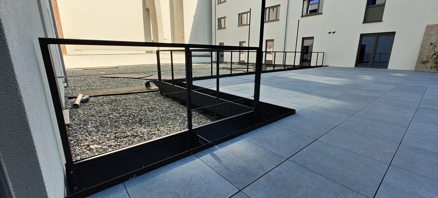 Raccord d’angle du garde-corps noir le long de la terrasse