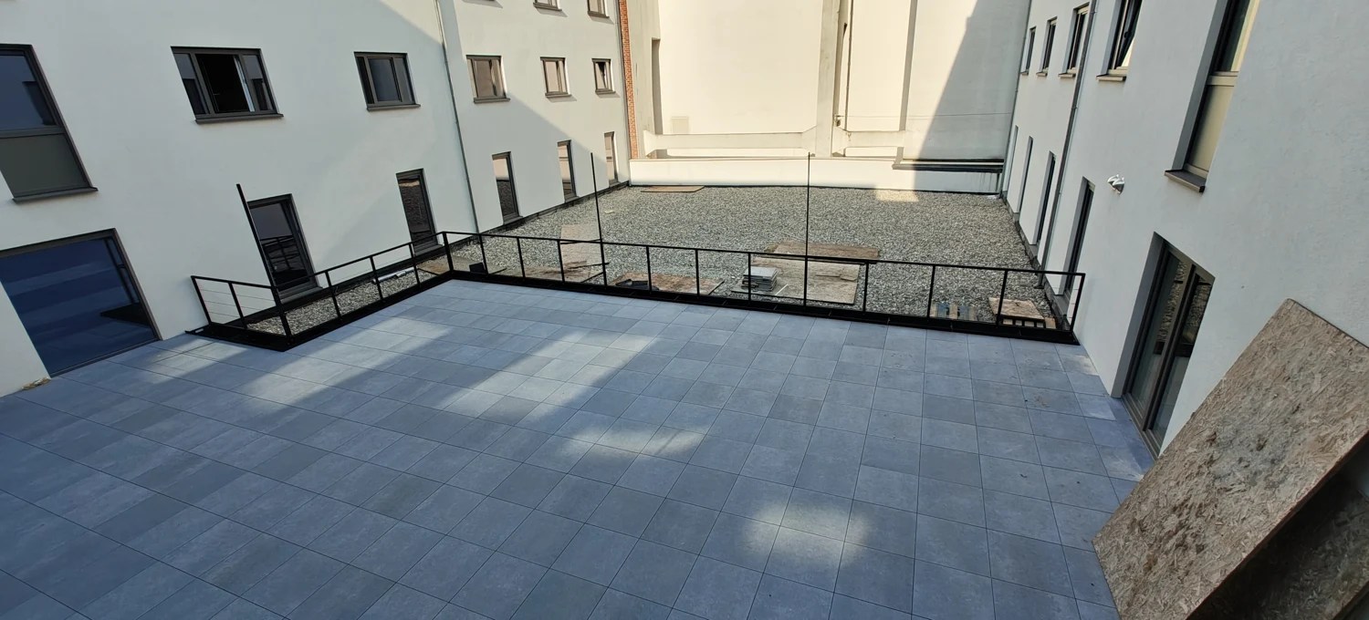 Vue d’ensemble de la terrasse et de son garde-corps métallique