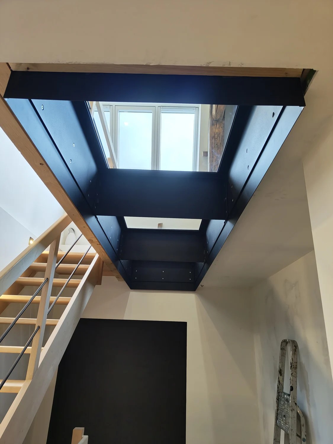 Cadre noir et panneaux du plancher vitré vus depuis le dessous