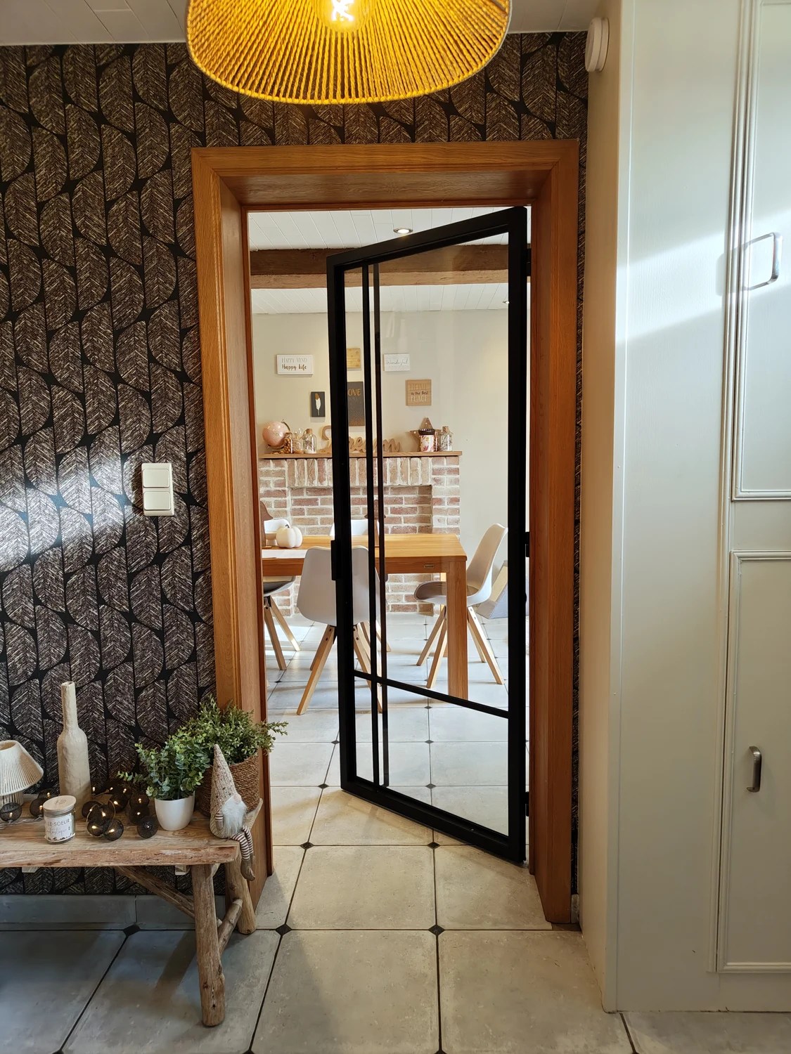 Porte vitrée à cadre noir dans une habitation